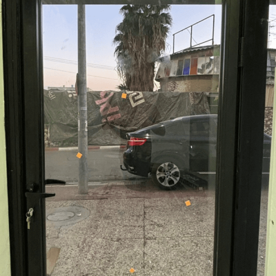 דלת אלומיניום עם חלון נפתח