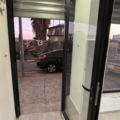 דלת אלומיניום עם חלון