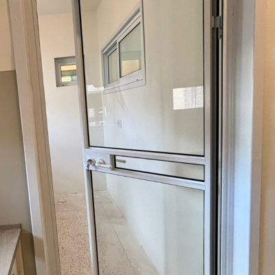 דלת כניסה אלומיניום וזכוכית