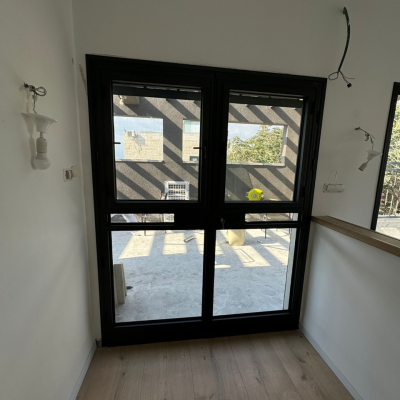 דלת זכוכית אלומיניום