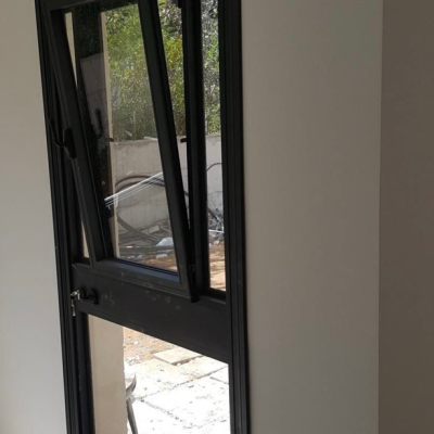 דלת אלומיניום זכוכית