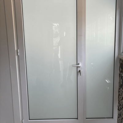 דלת אלומיניום עם זכוכית