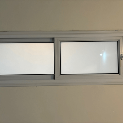 חלון אלומיניום לבן